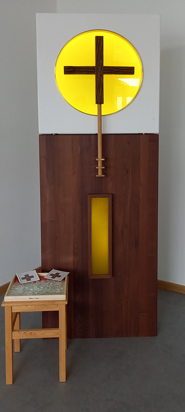 moderne gestalteter Kubus mit Kreuz